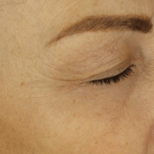 Metamorphosis Close-up of a person's eye with a淡化眉 product applied to the eyebrow.