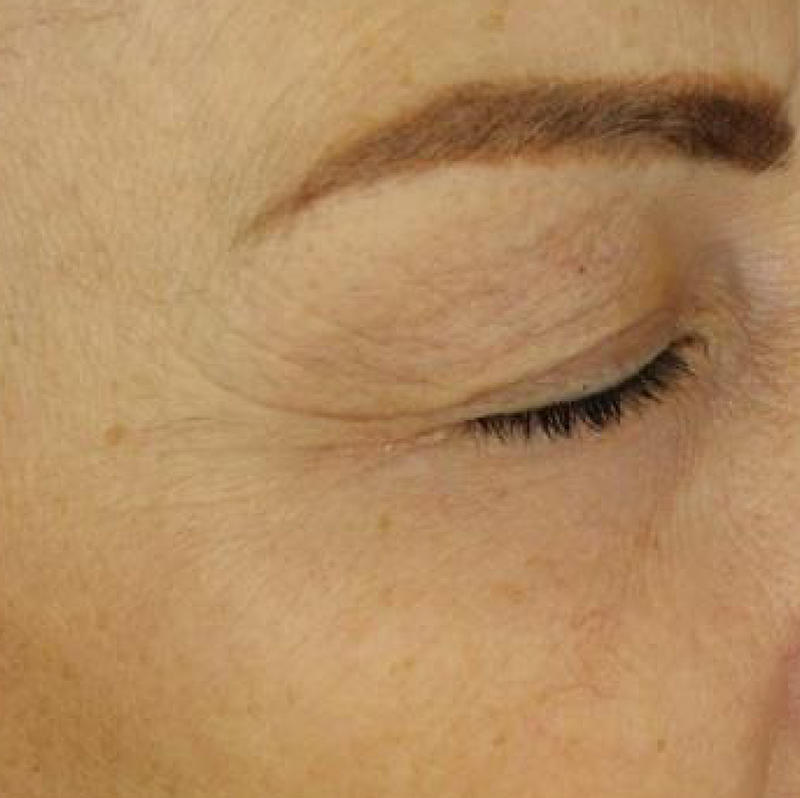 Metamorphosis Close-up of a person's eye with a淡化眉 product applied to the eyebrow.